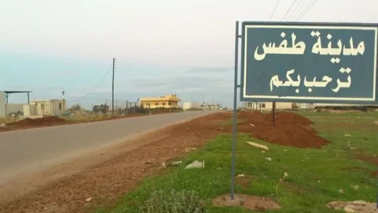 قصف واشتباكات ونزوح في طفس بريف درعا