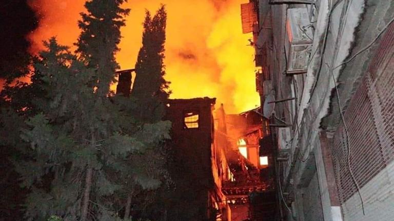 ممتداً إلى مواقع تاريخية.. حريق ضخم في حي ساروجة بدمشق القديمة