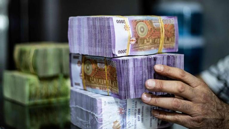 نتيجة خطأ.. مدرس يعيد 28 مليون ليرة سورية لمصرف في حماة