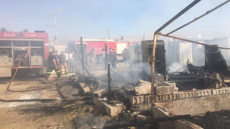 لبنان: حريق بمخيم للاجئين السوريين يحرم عائلات مأواها الوحيد