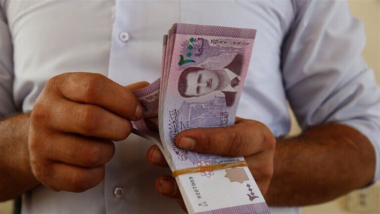 الأسد يصدر مرسومين بزيادة الرواتب والأجور للموظّفين والمتقاعدين 