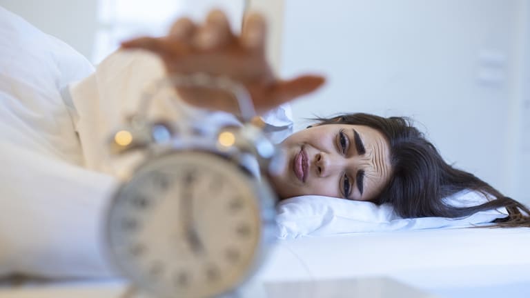 تستيقظ مرهقاً! إليك الأسباب وعلاجها