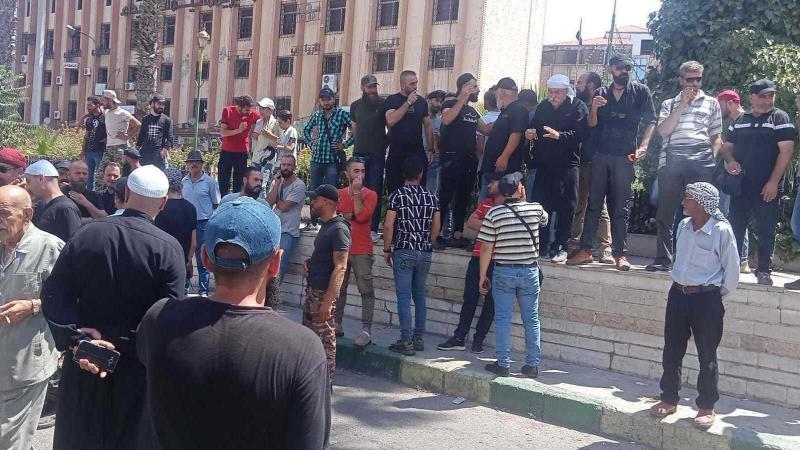 هتفوا ضد الأسد.. السويداء: احتجاجات وقطع طرقات ودعوة لالتزام المنازل
