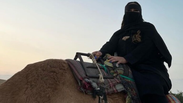 مضلل.. والدة نيمار لم تركب الإبل مرتدية النقاب في السعودية!
