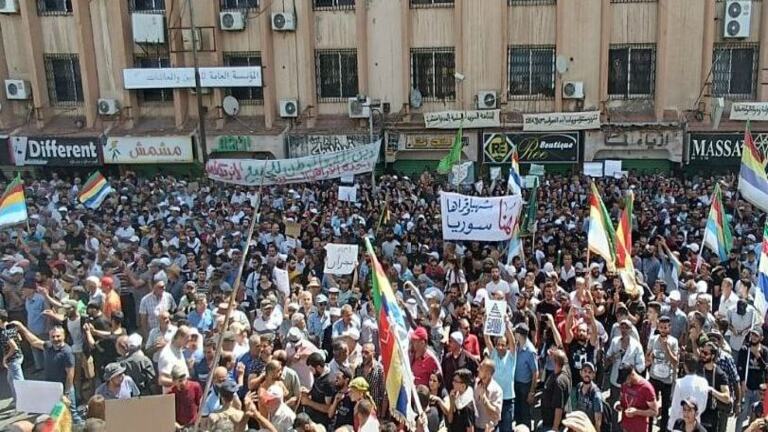 المظاهرة الأكبر منذ شهر.. استمرار الحراك ضد الأسد في السويداء