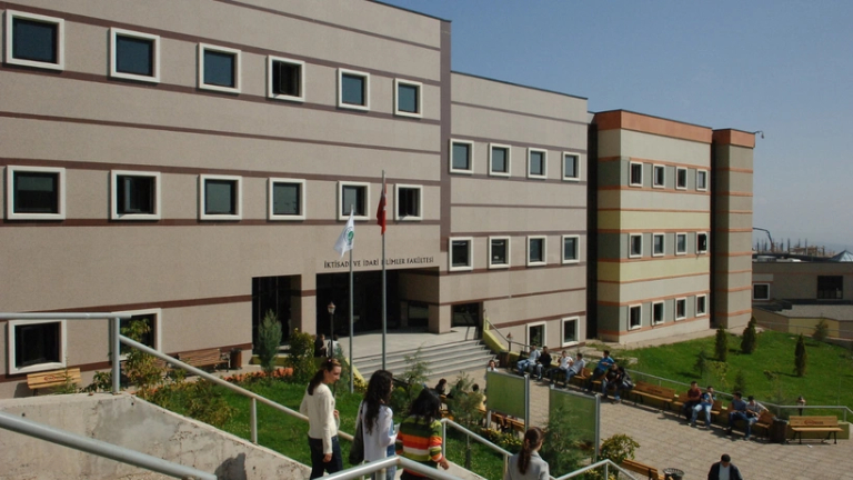 منحة مالية للطلاب السوريين في الجامعات التركية