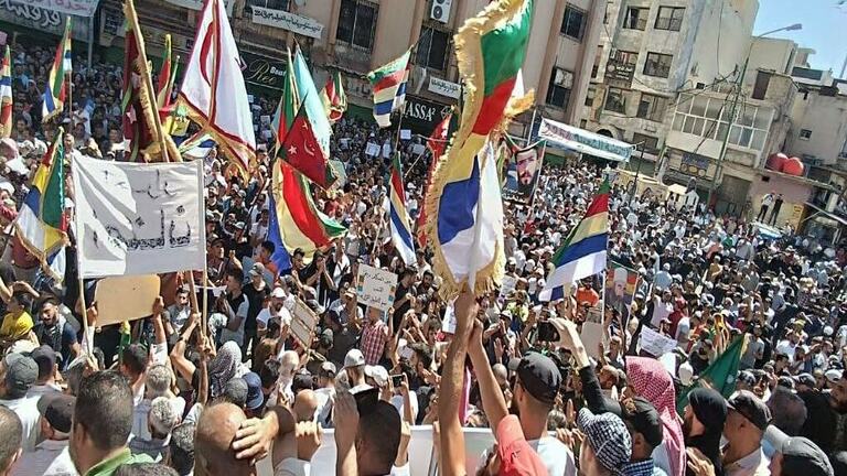بمشاركة الآلاف.. السويداء: هتافات بإسقاط النظام السوري ورحيل الأسد