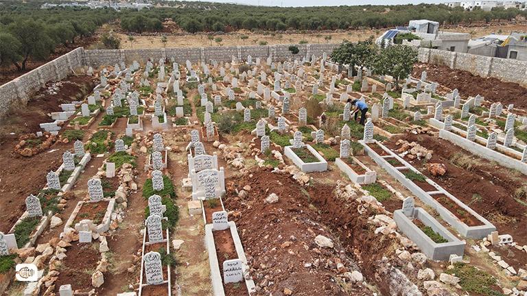 بعيداً عن مسقط رأسهم.. أين يدفن النازحون والمهجرون أمواتهم في إدلب؟