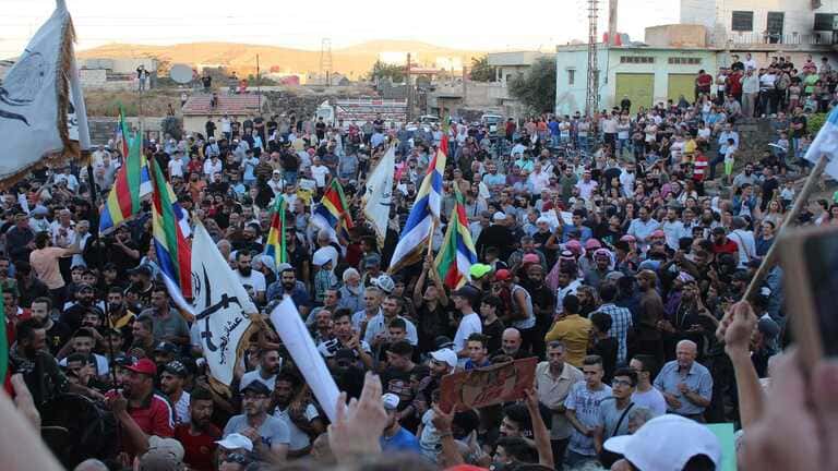 السويداء: موظفون يواجهون الحكومة وتجار يتناوبون للتظاهر