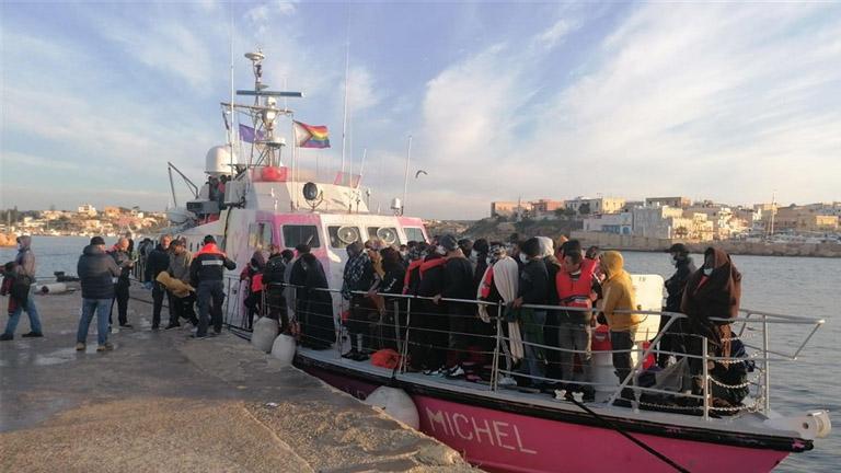 وسط أمواج عاتية.. إيطاليا: إنقاذ 245 مهاجراً بينهم سوريون
