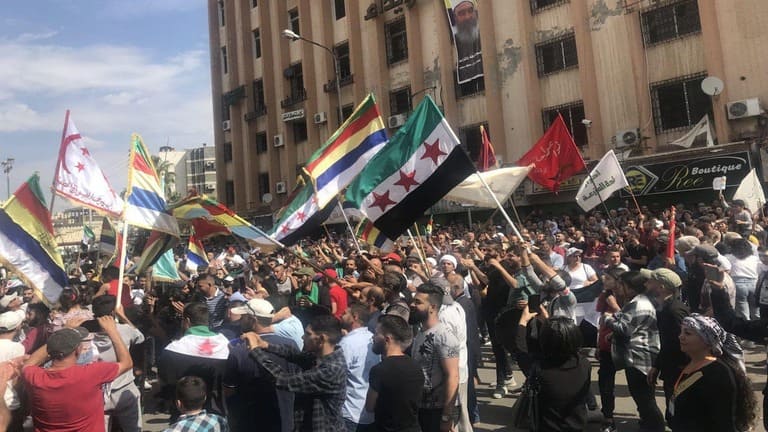 بمشاركة وفد من جرمانا وتجمع للمعلمين.. مظاهرات السويداء مستمرة 