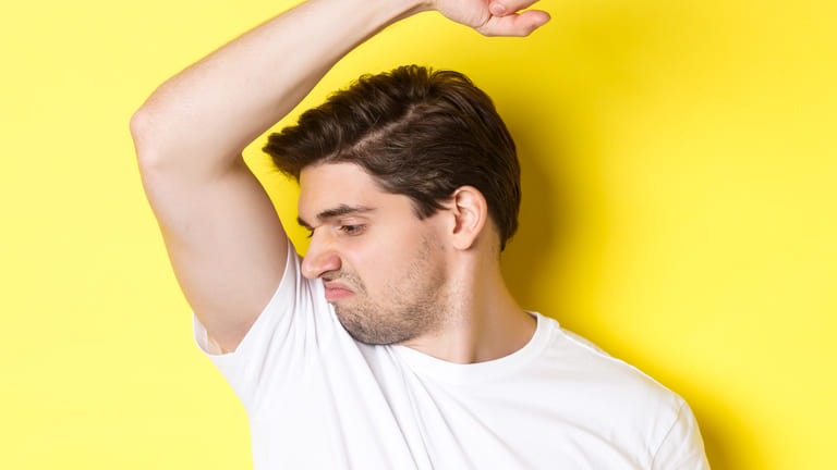 ما الفرق بين مزيل العرق ومضاد التعرّق؟