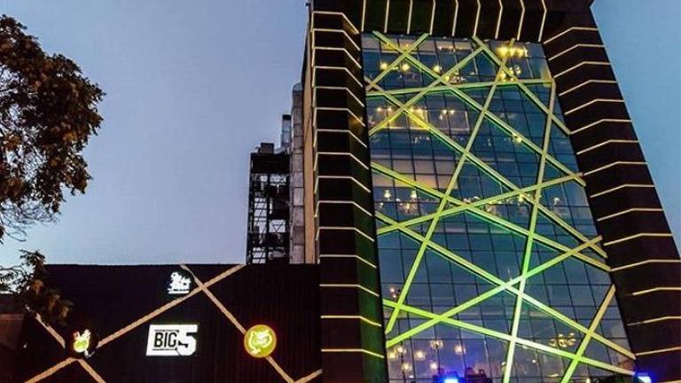 محافظ سابق وعضو برلمان متورطان.. إنذار بإزالة مجمع مطاعم مخالف بدمشق