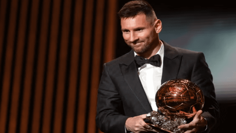 للمرة الثامنة.. الكرة الذهبية لميسي كأفضل لاعب في العالم 