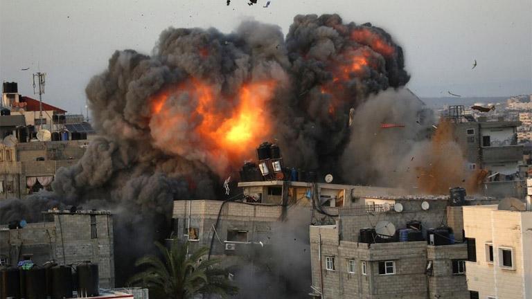 مجزرة في مخيم جباليا.. مئات القتلى والجرحى بقصف إسرائيلي