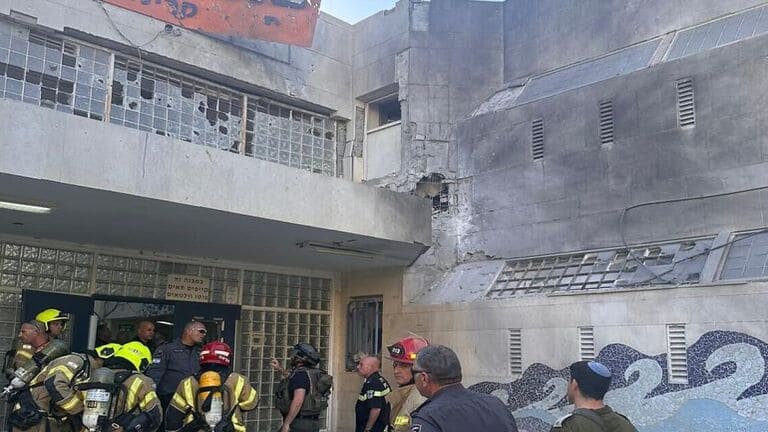 رداً على استهداف إيلات .. إسرائيل تقصف مواقع عسكرية في حمص 