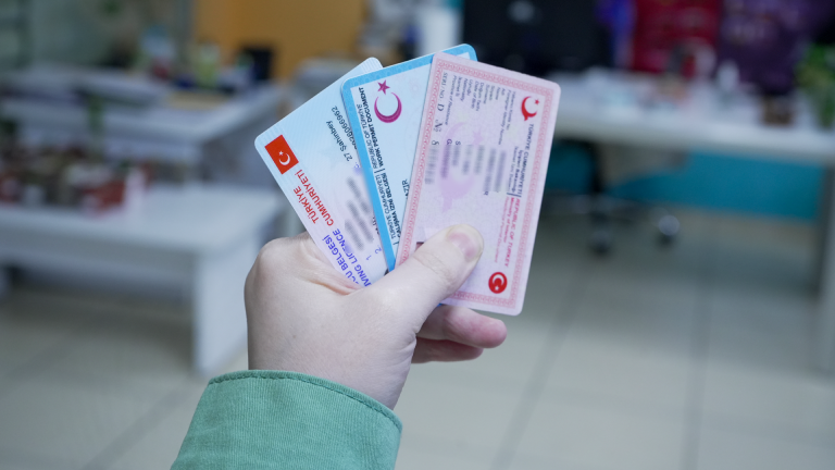 شروط الإقامة الدائمة والفرق بين إذن وإقامة العمل في تركيا 