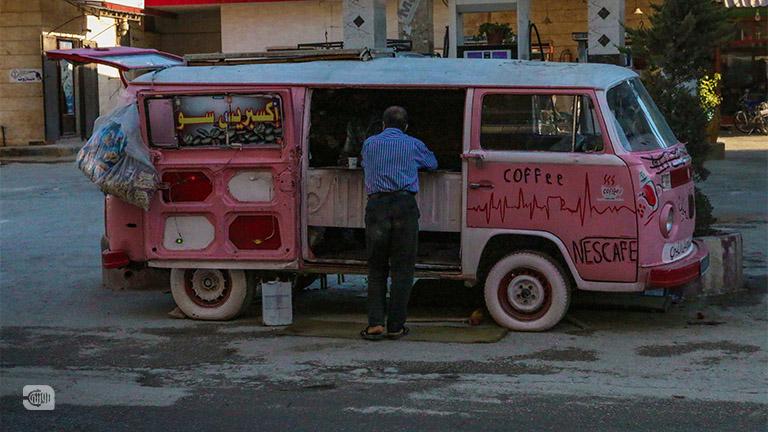 مركبة مشروبات ملفتة بألوان زاهية في ريف إدلب 