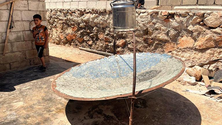 من مرايا مكسورة.. أداة طبخ على أشعة الشمس