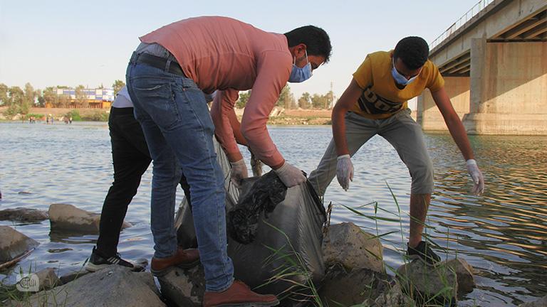 الرقة .. حملة تطوعية لتنظيف ضفة نهر الفرات 