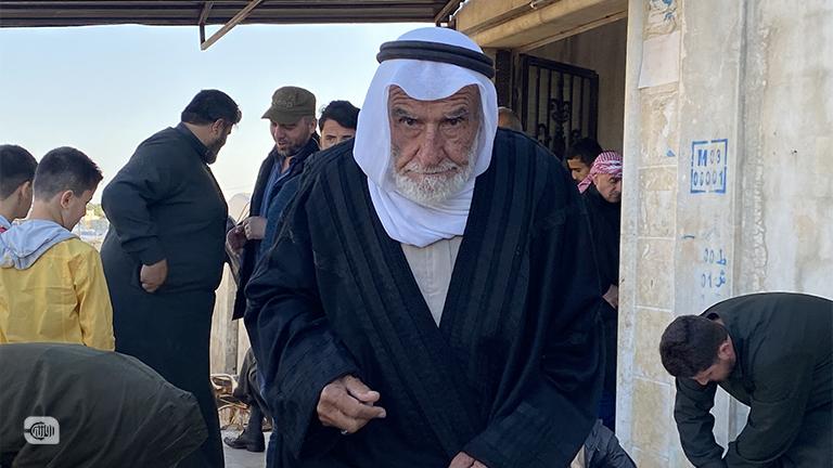 بأغصان الآس يزين أهالي إدلب قبور أحبائهم