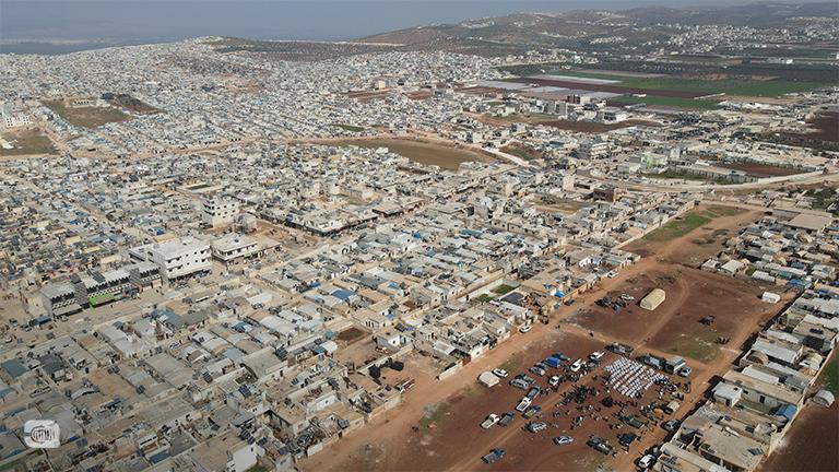 ورشات لتصنيع الخيم من حديد بعد الزلزال المدمر