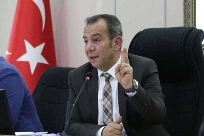رئيس بلدية بولو التركية تانجو أوزجان يتعهد بإنهاء وجود اللاجئين في المدينة