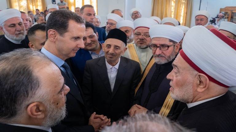 (فيديو) بشار الأسد عن إصابة زوجته أسماء بالسرطان: تسأل ما حكمة رب العالمين
