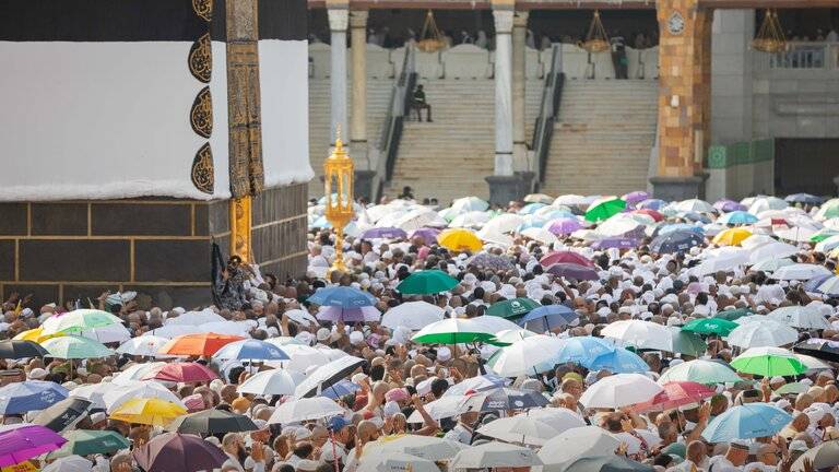 تقارير: مئات الوفيات خلال الحج وسط الحر الشديد