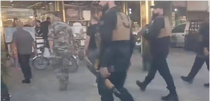 (فيديو) أعزاز: سخرية من قائد فصيل يشتري المعروك مع مرافقته المسلحة!