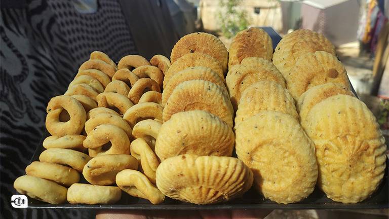تجهيز حلويات العيد من مخيم الزيدية في عفرين