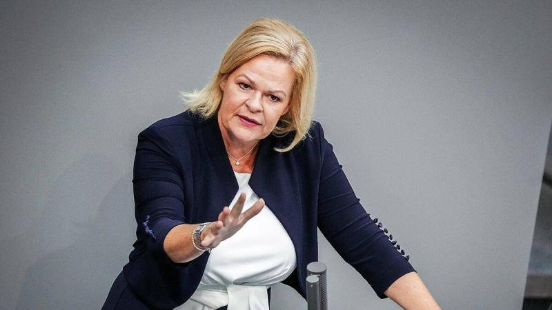 وزيرة الداخلية الألمانية: نتفاوض مع دول مختلفة لترحيل لاجئين سوريين وأفغان.. من هم؟