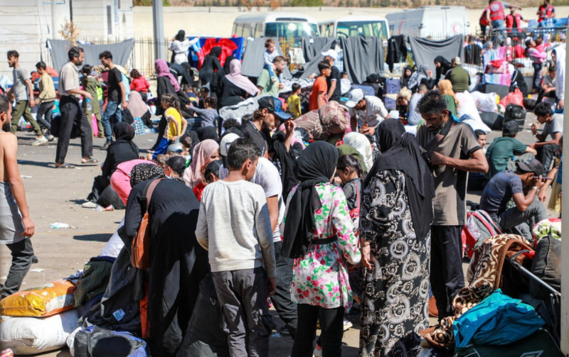 حكومة دمشق: 330 ألفاً حصيلة النازحين من لبنان إلى سوريا