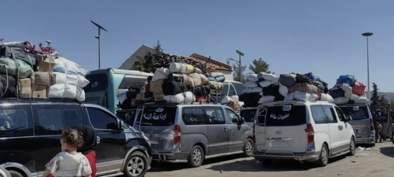 Lebanese and Syrians fleeing war and rocketing prices in a reverse migration towards Syria