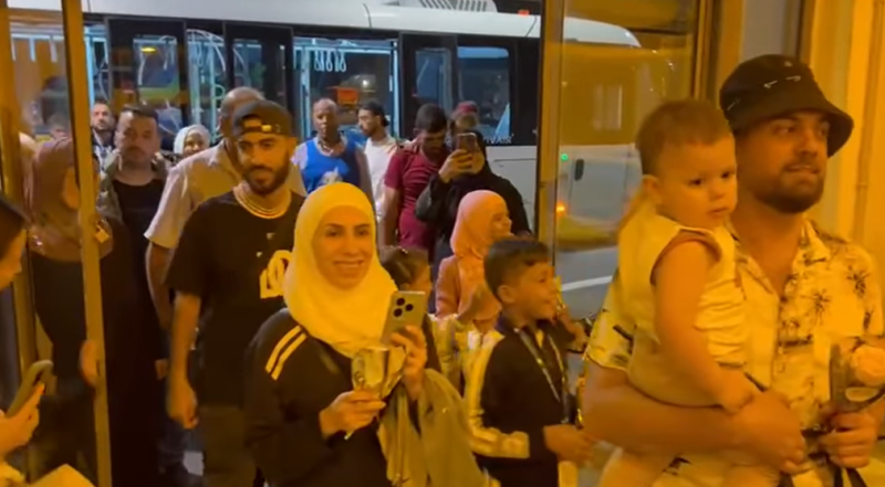 بالأغاني العربية والورود.. إيطاليون يرحّبون بسوريين نجوا من حرب لبنان