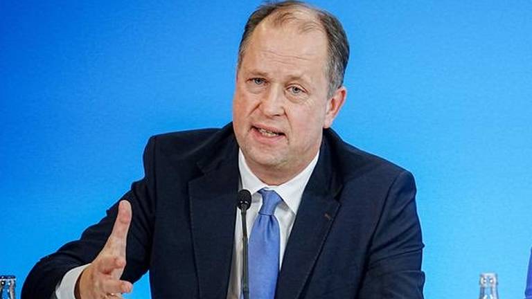 مفوض الهجرة الألماني: من يقضي عطلته في وطنه سيفقد وضع الحماية الخاصة