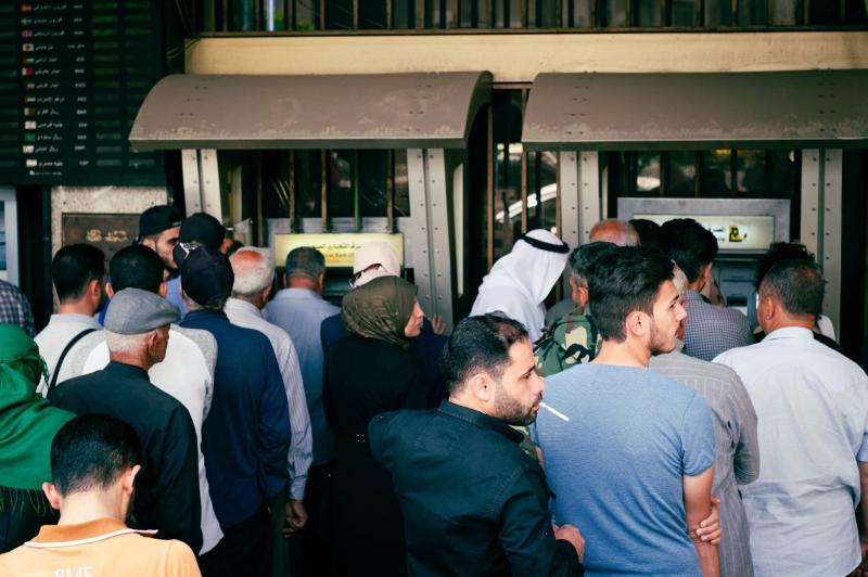 التضخم الاقتصادي في أوروبا يخنق رئة السوريين المالية