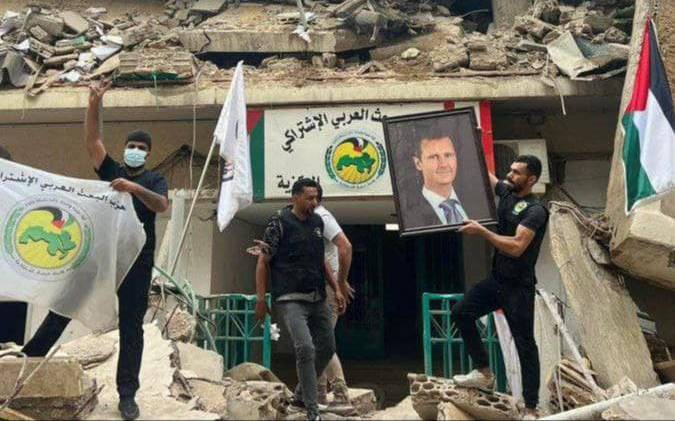 صورة بشار الأسد المرفوعة في بيروت فوق ركام اللبنانيين والسوريين