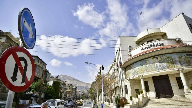 بتهم الرشوة والتزوير.. دمشق: توقيف موظفين تابعين للتربية وسحب 70 شهادة