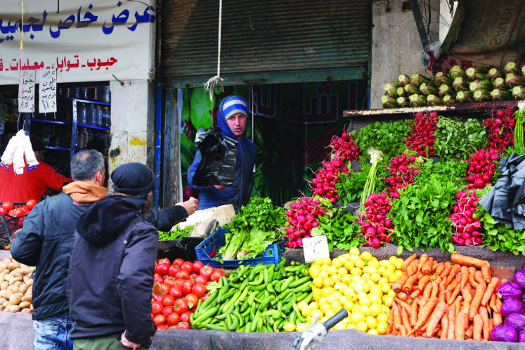 فرحة الأسعار المنخفضة تصطدم بضعف الرواتب في سوريا