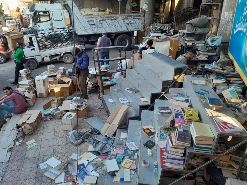 Damascus Governorate removes bookstalls under al-Rais Bridge with bulldozers