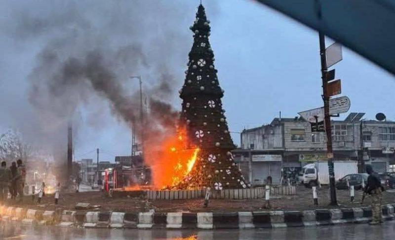 السقيلبية: مظاهرات ووعود بالمحاسبة بعد إحراق شجرة الميلاد.. ما القصة؟