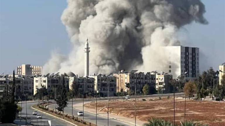قتلى وجرحى في حلب بقصف جوي.. والمعارضة تتابع تقدمها