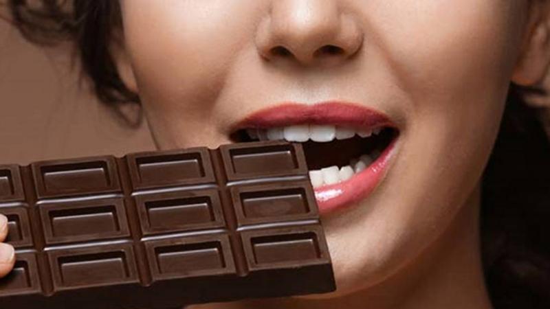 منها الشوكولاتة الداكنة.. 10 أطعمة غنية بالحديد
