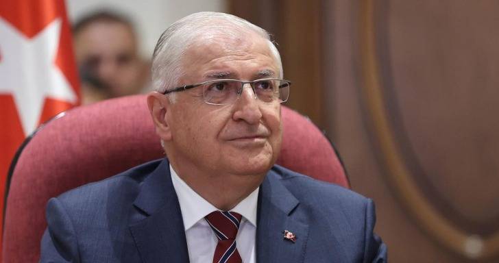 وزير الدفاع التركي: لن ننسحب من سوريا حالياً.. والأسد بلا قاعدة شعبية
