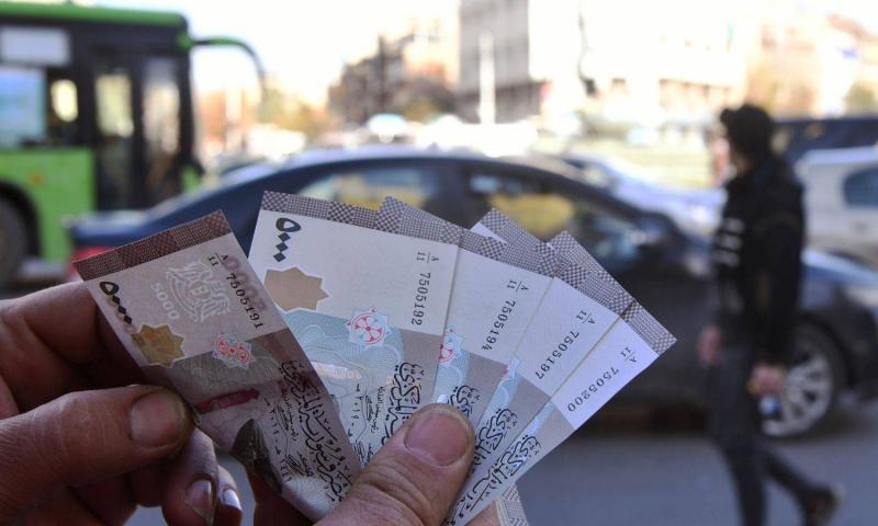وزارة المالية: قرار بإيداع الرواتب عبر 