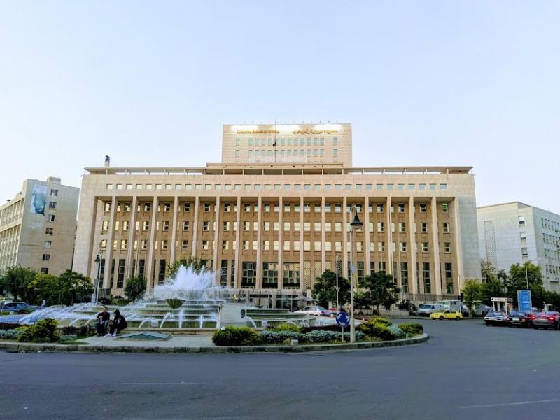 دعوة لتقديم مقترحات لإعادة هيكلة المصارف وسط تحذيرات خبراء