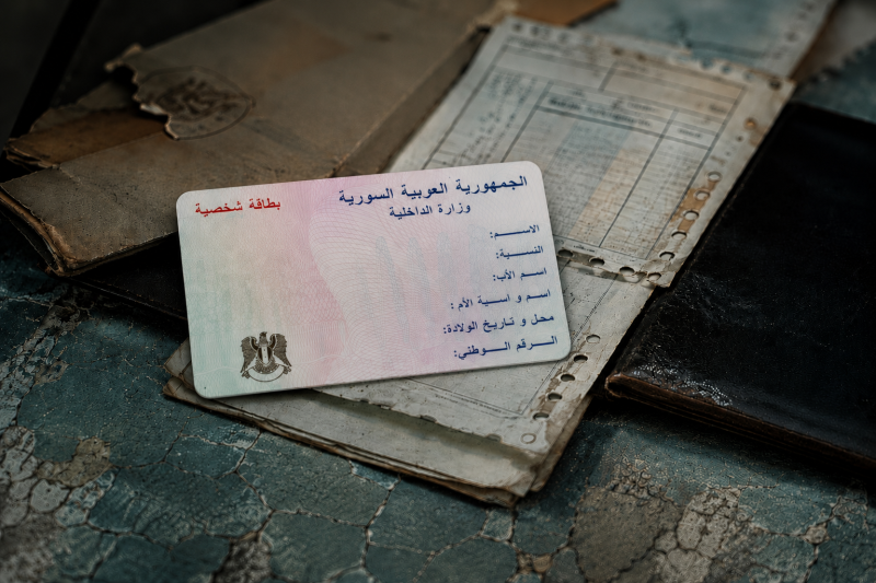 بطاقة متوقفة ووثائق مؤقتة.. كيف يثبت السوريون هويتهم؟