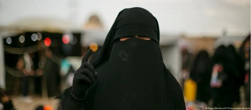 منبوذون وبدون حقوق ونَسب.. أطفال وأرامل مقاتلي داعش في سوريا