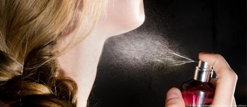 العطر على الرقبة.. عادة جمالية أم خطر على صحتنا؟